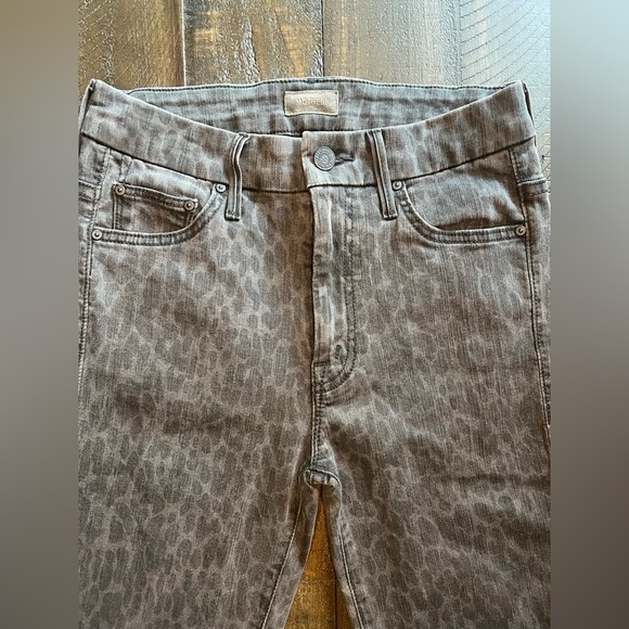 MOTHER Jeans High Waisted Looker, Bad Cat! Black Leopard Print, Size 26 - Picture 4 of 12